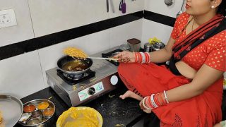 कोमल दिवाली पर नमकीन बना रही थी, देवर ने भाभी को चोदने के लिए पकड़ लिया