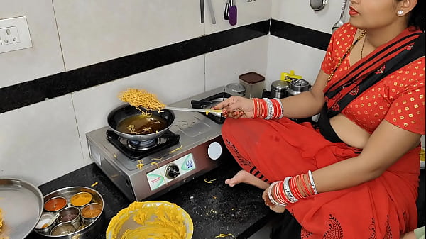 कोमल दिवाली पर नमकीन बना रही थी, देवर ने भाभी को चोदने के लिए पकड़ लिया