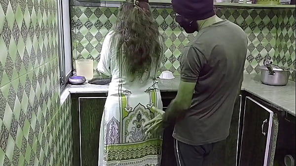 Ibu Rumah Tangga India Kena Entot Di Dapur Sibuk Masak, Suara Desahan Basah Bikin Makin Horny