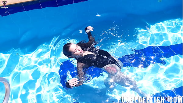 Jessica Bunny Berenang Di Kolam, Basah Kuyup, Gerakan Menggoda Bikin Nafsu Naik.