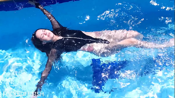 Body Jessica Bunny Basah Kuyup Kena Getah Di Dasar Kolam, Ngacir Keluar Dari Air