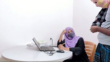 Bankir Hijab Montok Digebuk Kontol Petani Kampung Desa, Crot Di Memek