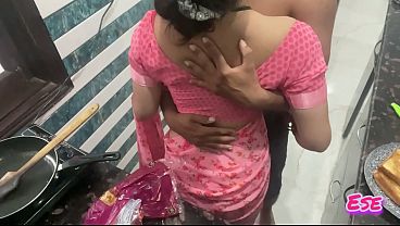 Desi Bhabhi Dapur Panas, Bikin Khana Sambil Digarukin Kontol.