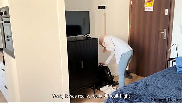 Belum Pernah Lihat Yang Sebesar Itu Sebelumnya, Mamih Arab Malu-malu Tapi Matanya Nggak Bisa Lepas Dari Kontol Gede Anak Tiri Yang Nggak Disunat Di Ranjang Bareng.
