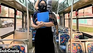 Istri Muslim Pulang Kuliah Sendirian Di Bus, Langsung Digagahin Orang Asing Di Atas Hijabnya.