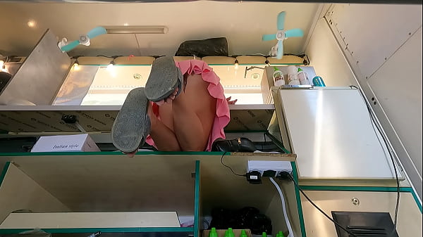 Lihat Tuh Si Jalang, Enak Banget Pas Nunduk Di Meja, Celana Dalangnya Kelihatan Dari Bawah.