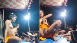 Desa-desa Pria Menikmati Tarian Telanjang Para Penari Di Atas Panggung Dengan Penuh Gairah