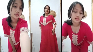 Nadia Budak Daster Merah Bikin Ngilu, Siap Digoda.