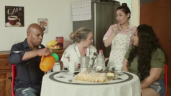 Rumah Mesum – Suami Dikandungin, Mama Nakal, Pembantu Ngebor Semua | Emme White, Alessandra Maia, Agatha Ludovino, Capoeira