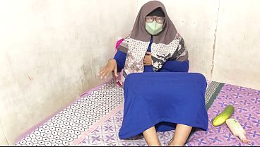 Cewek Hijab Indonesia Colmek Sambil Merem Melek, Desahannya Bikin Makin Greget.