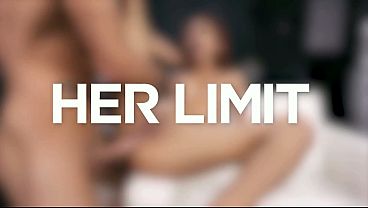 Cewek Asia Ramping Pakai Lingerie Pink, Badannya Dioles Minyak, Ditusuk Keras Di Lubang Belakang.