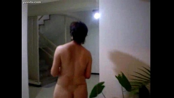 Cewek China Montok Tua Siram Tanaman, Pantat Basah Kena Air