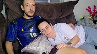 Irmãzinha Gozada é Provocada Pelo Irmão Enquanto Vê O Jogo Do Brasil