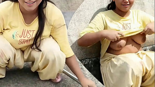 Gandi Gali Ke Beech, Jawani Mein Jal Rahi Shadi Shuda Bhabhi Ke Saath Chhat Par Khatarnak Romance, Gaon Ki Chhori Ka Desi Outdoor Sex Video.