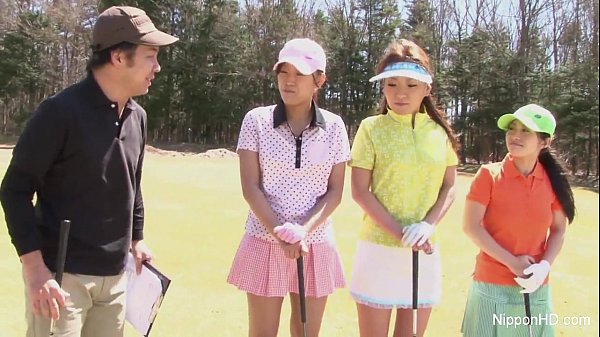 Cewek Abg Asia Main Golf Sambil Telanjang, Montok Goyang-goyang Kena Angin.
