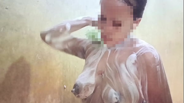 Lihatin Aku Mandi, Sayang, Biar Kamu Makin Greget Lihat Tubuh Basahku.