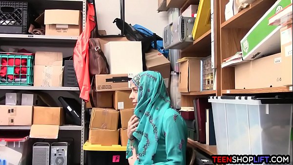 Gadis Arab Belia Ketahuan Mencuri, Digebuk Dan Digarap Satpam Di Tempat.